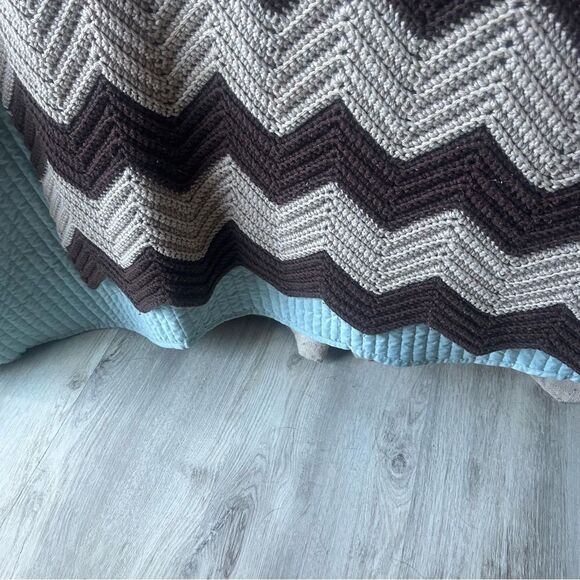 vintage 70s Brown and Cream Beige Chevron Afghan Blanket Throw Grandma - Picture 5 of 7